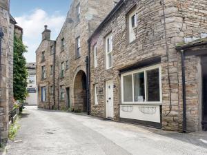 an empty alley in an old stone building at Cartwheel Cottage in Hawes