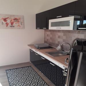 Kuchyňa alebo kuchynka v ubytovaní Rózsadomb apartman