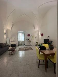 uma sala de estar com um sofá e uma mesa em Fichi d india em Cellino San Marco