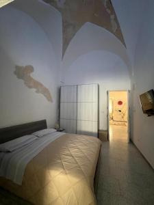 una camera con un grande letto ad arco di Fichi d india a Cellino San Marco