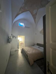 um quarto com uma cama num quarto com um tecto em Fichi d india em Cellino San Marco
