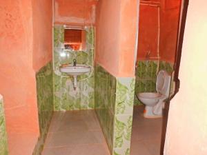 łazienka z umywalką i toaletą w obiekcie Dar Lhor w mieście Tarhjicht