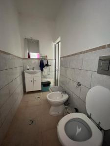 uma casa de banho com um WC e um lavatório em Fichi d india em Cellino San Marco