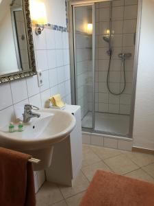 Ett badrum på Thermen Hotel Pension Villa Holstein