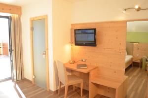 TV a/nebo společenská místnost v ubytování Hotel Karin
