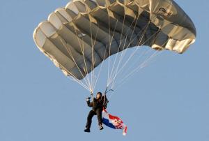 een man die vliegt met een parachute in de lucht bij Apartments Pavic in Jesenice
