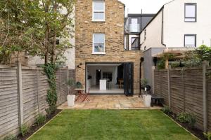 a backyard view of a house with a fence at Stunning double bedroom in 4 bedroom house in Peckam in London