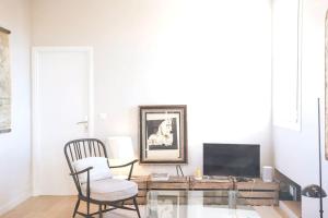 Telewizja i/lub zestaw kina domowego w obiekcie #9 Opera's Duplex panoramic Sea View Terrace & AC 1min to Beach