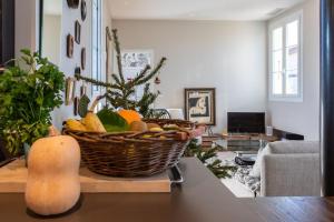 Telewizja i/lub zestaw kina domowego w obiekcie #9 Opera's Duplex panoramic Sea View Terrace & AC 1min to Beach