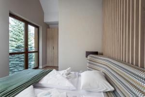 Posteľ alebo postele v izbe v ubytovaní Green Park Resort D28- z dostępem do basenu, sauny, jacuzzi, siłowni + 37 fotografií