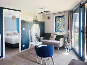 - un salon avec un canapé et un lit dans l'établissement Le Pré Marin, à Sotteville-sur-Mer