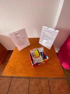 een houten tafel met pamfletten erop bij Apartamento Catayfa in Teguise