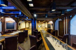 une salle à manger avec de longues tables et chaises dans l'établissement mk hotel remscheid, à Remscheid