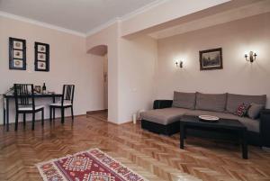 uma sala de estar com um sofá e uma mesa em Istoric Center - Romanian Quiet Apartment em Bucareste
