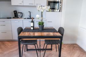 - une table à manger avec une bouteille de vin dans l'établissement Proosdij B055A, à Vinkeveen