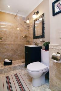 uma casa de banho com um WC e um chuveiro em Istoric Center - Romanian Quiet Apartment em Bucareste