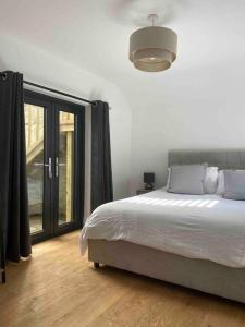 Ένα ή περισσότερα κρεβάτια σε δωμάτιο στο Charming Apartment BARBICAN/HOE PARKING,Courtyard! +26 φωτογραφίες