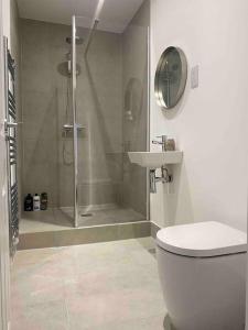 Ένα μπάνιο στο Charming Apartment BARBICAN/HOE PARKING,Courtyard!