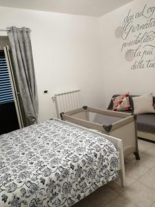 een slaapkamer met een bed met een zwart-wit dekbed bij B&B COLLE TARIGNI in Manoppello
