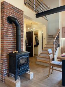 un camino in un soggiorno con muro di mattoni di Apartament Franio a Jaworki