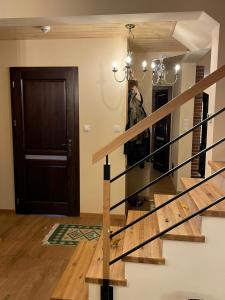 Una scala e una porta con manichino. di Apartament Franio a Jaworki