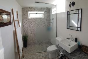 La salle de bains est pourvue de toilettes blanches et d'un lavabo. dans l'établissement Erofili cottage house, à Elounda