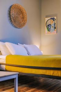 1 cama con colchón amarillo en una habitación en JorJ'Inn en Lentekhi