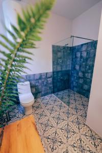 La salle de bains est pourvue de toilettes et d'une douche en verre. dans l'établissement JorJ'Inn, à Lentekhi