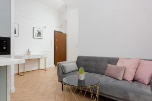 salon z kanapą i stołem w obiekcie Praga Center Apartments by Renters w Warszawie