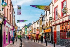 Eine Stadtstraße mit Leuten, die die Straße entlang laufen in der Unterkunft Location, Location - Modern 2 Bed Apt in Killarney in Killarney