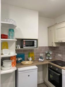 Kuchyň nebo kuchyňský kout v ubytování Location, Location - Modern 2 Bed Apt in Killarney