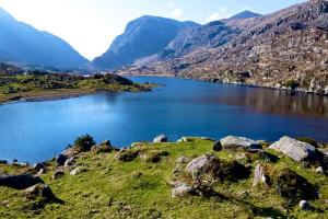 Blick auf einen See in den Bergen in der Unterkunft Location, Location - Modern 2 Bed Apt in Killarney in Killarney