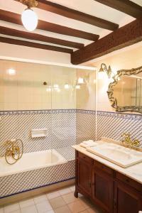 un bagno con vasca e lavandino di El Retiro del Obispo a Laguardia Altre 32 foto