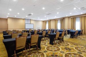 ウェストパームビーチにあるHawthorn Extended Stay by Wyndham West Palm Beachの会議室(テーブル、椅子、スクリーン付) +31枚の写真