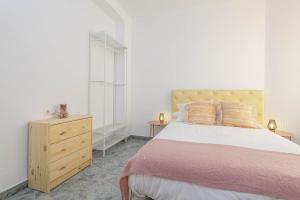 Posteľ alebo postele v izbe v ubytovaní WintowinRentals Ubicación fabulosa, completo apartamento con Parking en el Soho de Málaga