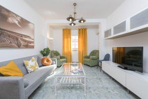 Televízia a/alebo spoločenská miestnosť v ubytovaní WintowinRentals Ubicación fabulosa, completo apartamento con Parking en el Soho de Málaga