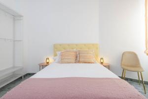 Posteľ alebo postele v izbe v ubytovaní WintowinRentals Ubicación fabulosa, completo apartamento con Parking en el Soho de Málaga