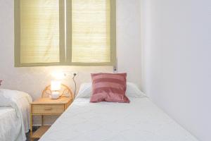 Posteľ alebo postele v izbe v ubytovaní WintowinRentals Ubicación fabulosa, completo apartamento con Parking en el Soho de Málaga