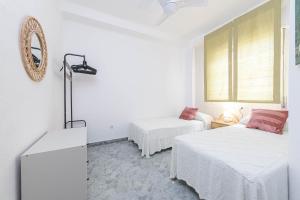 Posteľ alebo postele v izbe v ubytovaní WintowinRentals Ubicación fabulosa, completo apartamento con Parking en el Soho de Málaga