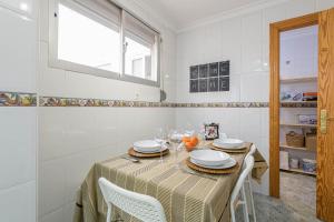 Fotografia z galérie ubytovania WintowinRentals Ubicación fabulosa, completo apartamento con Parking en el Soho de Málaga v destinácii Málaga