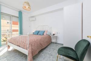 Posteľ alebo postele v izbe v ubytovaní WintowinRentals Ubicación fabulosa, completo apartamento con Parking en el Soho de Málaga