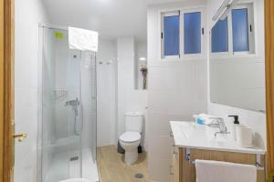 Kúpeľňa v ubytovaní WintowinRentals Ubicación fabulosa, completo apartamento con Parking en el Soho de Málaga + 36 fotografií