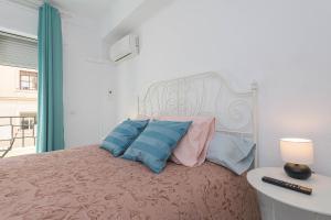 Posteľ alebo postele v izbe v ubytovaní WintowinRentals Ubicación fabulosa, completo apartamento con Parking en el Soho de Málaga