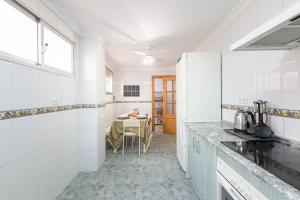 Kuchyňa alebo kuchynka v ubytovaní WintowinRentals Ubicación fabulosa, completo apartamento con Parking en el Soho de Málaga