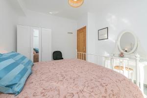 Posteľ alebo postele v izbe v ubytovaní WintowinRentals Ubicación fabulosa, completo apartamento con Parking en el Soho de Málaga