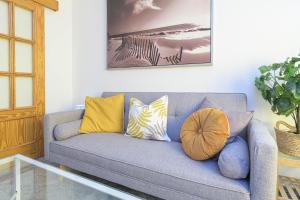Posedenie v ubytovaní WintowinRentals Ubicación fabulosa, completo apartamento con Parking en el Soho de Málaga