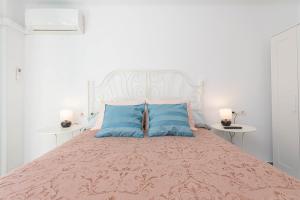 Posteľ alebo postele v izbe v ubytovaní WintowinRentals Ubicación fabulosa, completo apartamento con Parking en el Soho de Málaga