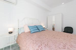 Posteľ alebo postele v izbe v ubytovaní WintowinRentals Ubicación fabulosa, completo apartamento con Parking en el Soho de Málaga