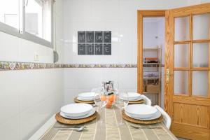 Kuchyňa alebo kuchynka v ubytovaní WintowinRentals Ubicación fabulosa, completo apartamento con Parking en el Soho de Málaga