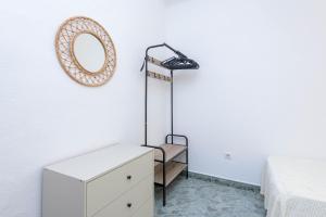 Posteľ alebo postele v izbe v ubytovaní WintowinRentals Ubicación fabulosa, completo apartamento con Parking en el Soho de Málaga